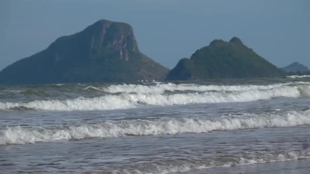 Lento Movimento Tiro Ondas Oceano Bater Praia Areia — Vídeo de Stock