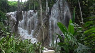 Tropikal Yağmur Ormanlarında Güzel Şelale Şelalesi, Luang Prabang 'da Kuang Si Şelalesi, Laos