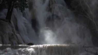 Tropikal Yağmur Ormanlarında Güzel Şelale Şelalesi, Luang Prabang 'da Kuang Si Şelalesi, Laos