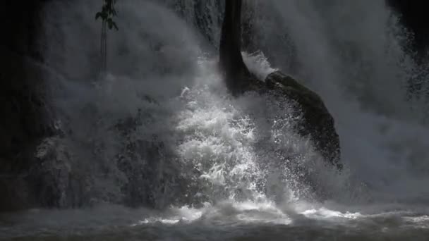 Powolny Ruch Pięknej Kaskady Wodospadu Tropikalnym Lesie Deszczowym Kuang Falls — Wideo stockowe