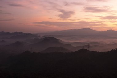 Yüksek dağlar, gün batımı manzaralı güzel bir gökyüzü ve bolca su buharı Ban Pang Puai vadisinde, Mae Moh, Lampang, Tayland 'da bir sis denizi yaratır..