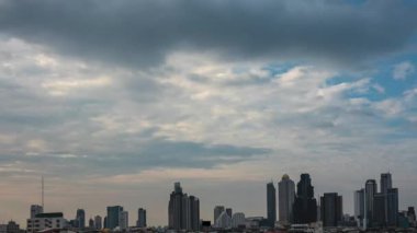 Güzel dramatik gökyüzünün Zaman Hızı Şehir üzerinde bulut kümülüyle