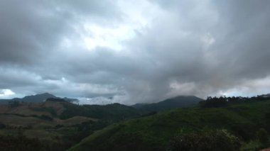 Kuzey Tayland 'daki sisli ve sisli dağların üzerindeki bulutların zaman akışı.