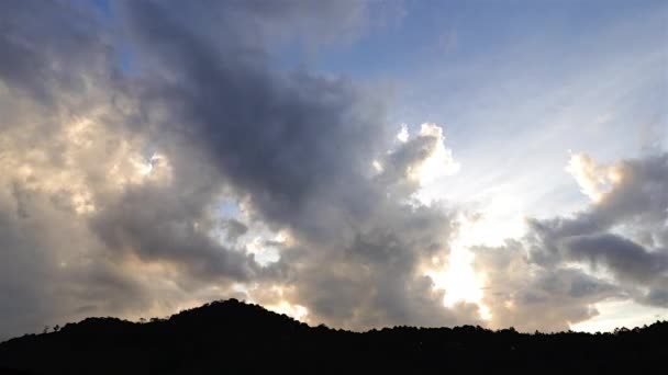 Upływ Czasu Chmur Nad Mglistymi Mglistymi Górami Północnej Tajlandii — Wideo stockowe