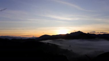 Sis ve sisle gün doğumu Kuzey Tayland 'daki sisli sabah dağları.