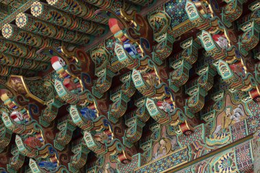 Geleneksel Kore evlerinin çatısı, Kore antik mimarisi, kar, ağaçlar ve Kore tarzı evler.