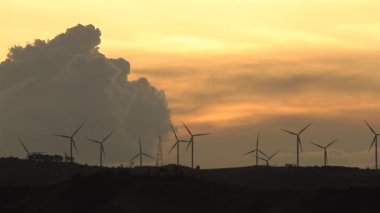 Rüzgâr türbinleri elektrik üretir. Rüzgar türbinleri, bulutları, Phetchabun, Tayland bulutlarıyla çevrili dramatik bir gökyüzü ile çevrili bir dağda..