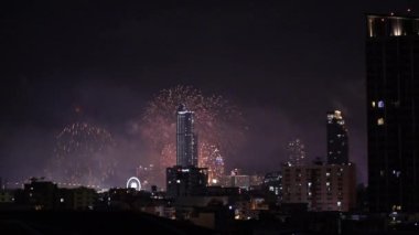 Tayland 'da düzenlenen Bangkok Havai fişek Festivali' nde şehrin göbeğinde gece vakti havai fişekler atılacak..