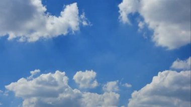Mavi gökyüzünde akan beyaz bir bulutun hızlandırılmış videosu