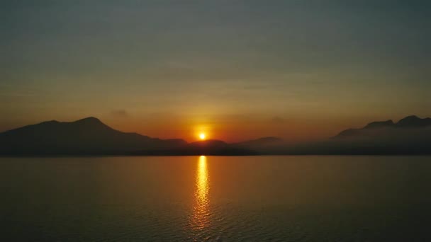 Время Восхода Солнца Горах Над Водохранилищем — стоковое видео