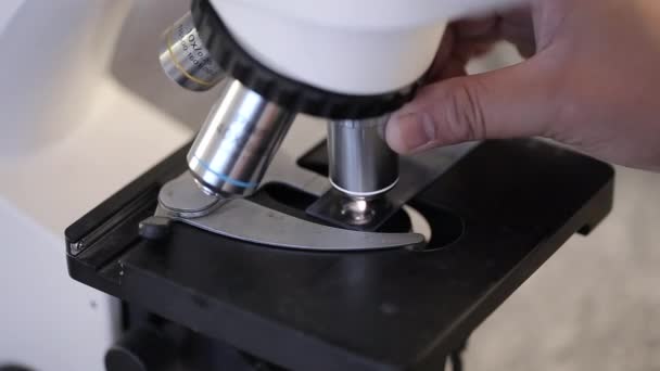 Los Primeros Planos Los Microscopios Utilizan Laboratorios Científicos — Vídeo de stock