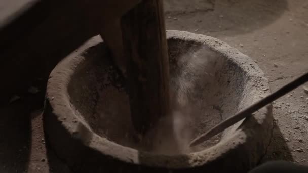 의약품 목적을위한 약초의 생산에 박격포의 전통적인 — 비디오