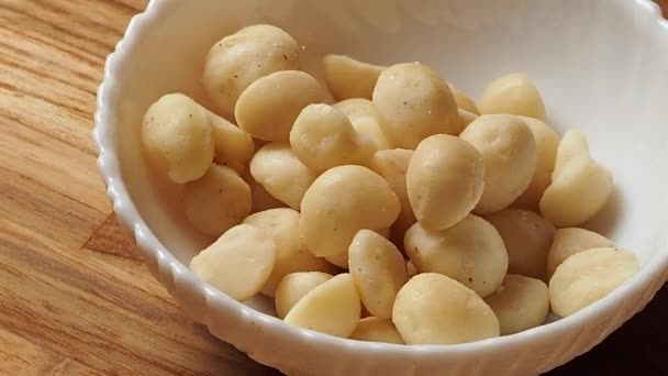 Κοχλιωμένα Καρύδια Μακαντέμια Ένα Λευκό Μπολ Από Κοντά Διατροφική Διατροφή — Αρχείο Βίντεο