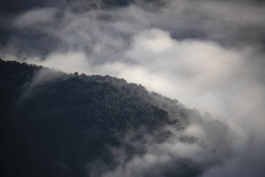 Sisli Dağ Sabah Manzarası ile güzel bir sabah manzarası Sis ve Güzel Gündoğumu Tepeler, Vadiler ve Huzur Gölü, çevresel temalar