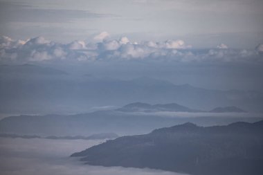 Sisli Dağ Sabah Manzarası ile güzel bir sabah manzarası Sis ve Güzel Gündoğumu Tepeler, Vadiler ve Huzur Gölü, çevresel temalar