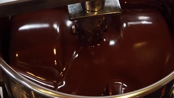 Grinder Chocolate Para Pequeñas Fábricas Primer Plano Molienda Chocolate Una — Vídeos de Stock