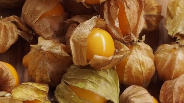 Cape Groseille Maquereau Sweet Physalis Berry Sur Table Bois Pile — Video