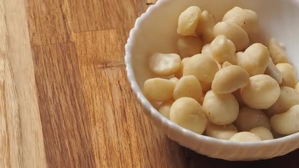 Nueces Macadamia Con Cáscara Tazón Blanco Cerca Alimento Dietético Nutritivo — Vídeos de Stock