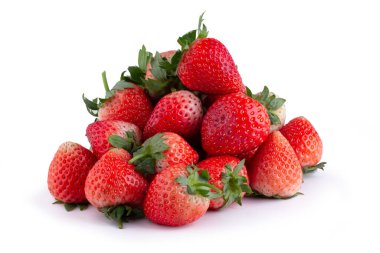 Beyaz arka planda izole edilmiş taze çilekler.