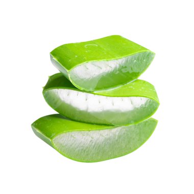 Aloe vera beyaz zemin üzerinde izole edilmiş organik yeşil taze aloe vera şeffaf jel yakın plan, beyaz arkaplan izole küçük parçalar halinde kesilir