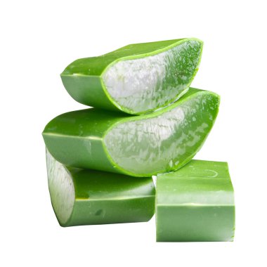 Aloe vera beyaz zemin üzerinde izole edilmiş organik yeşil taze aloe vera şeffaf jel yakın plan, beyaz arkaplan izole küçük parçalar halinde kesilir