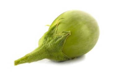 Çiğ yeşil yuvarlak patlıcan sebzesi, beyaz arka planda izole edilmiş.