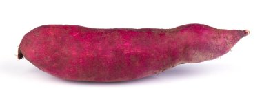Kırmızı tatlı patates, beyaz arka planda izole edilmiş, yakın plan..