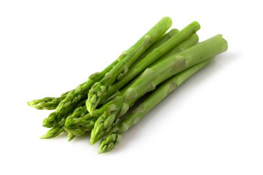 Etkili haşlanmış kuşkonmaz beyaz arka planda izole edilmiş.