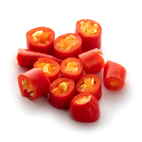 在白色背景上分离的红辣椒片 — 图库照片