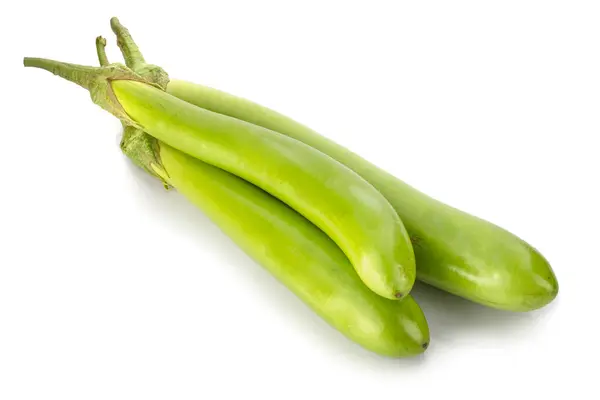 Beyaz Arka Planda Izole Edilmiş Taze Yeşil Uzun Patlıcan — Stok fotoğraf