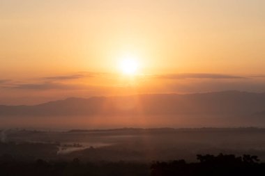 Nehir ve dağın güzel sabah manzarası dramatik bir gökyüzünde, günbatımının ve güneşin büyüsü, renklerin senfonisi - turuncu, kırmızı, mavi ve sarı, doğanın renkli bir ufku
