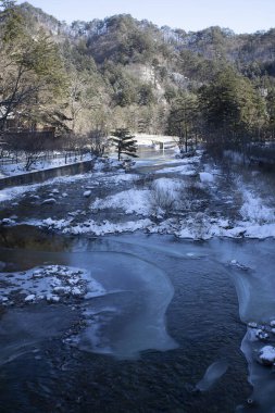 Geumgang Köprüsü manzarasının kış manzarası Odaesan Dağı 'ndaki Woljeongsa Tapınağı' nın girişinde.