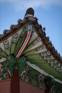 Geleneksel Kore evlerinin çatısı, Kore antik mimarisi, kar, ağaçlar ve Kore tarzı evler.