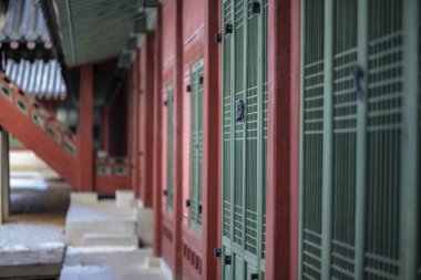 Canlı kırmızı ve yeşil binalar, ahşap geleneksel Kore evleri eski binalar ve antik şehir manzarasında büyüleyici mimari