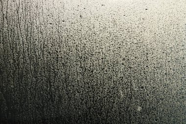 Pencere Yağmuru, su ve camın sakin bir karışımı soyut desenli camda yağmur damlaları