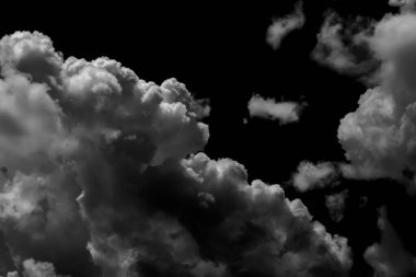 Siyah zemin üzerindeki beyaz bulutların gerçek bulutları vardır. Siyah arka planda izole edilmiş beyaz bulutlar gerçekçi bulutlardır, duman patlamaları soyut bulutlardır.