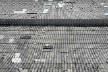 Fırtınadan hasar gören eski çatı kiremitleri