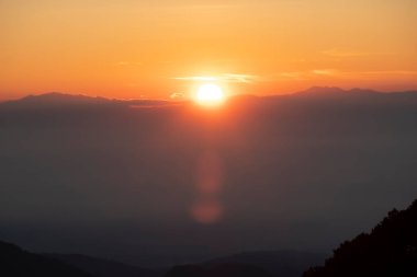 Günbatımında Turuncu Gökyüzü Doğanın Renklerinin Güzelliği Arkaplanı