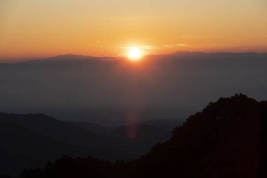 Günbatımında Turuncu Gökyüzü Doğanın Renklerinin Güzelliği Arkaplanı