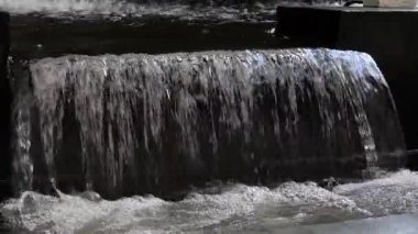 Kayalara Su Sıçratan Siyah Arkaplan, Dokulu Yüzeyde Su Damlacıkları