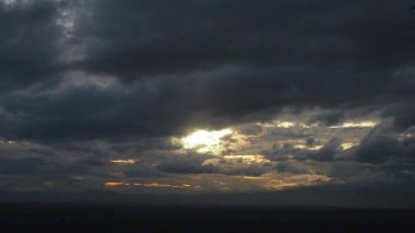 Zaman aşımlı video 4K hareket, güzel akşam manzarası altın gün batımı yüksek dağlarda, güzel doğa manzarası akşam ışığı