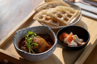 Lezzetli bir kase yeşil körili tavuk yahnisi ve pilav. Lezzetli ve sağlıklı bir yemek.