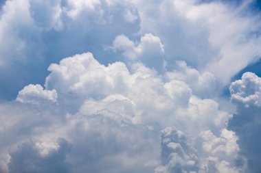 Pofuduk beyaz bulutlar parlak mavi bir gökyüzünde sürükleniyor