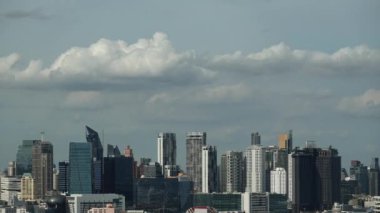 Tayland 'ın merkezindeki Bangkok şehrine hükmeden gökdelenlerin çarpıcı bir zaman atlaması.