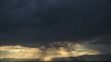 Turuncu ve mavi bulutların dramatik zaman çizelgesi Doğa Ortamı 'nda bir karanlığa doğru ilerliyor. Büyük kara bulut bulutlu hareket büyük fırtınalı yağmur günbatımı gökyüzü.