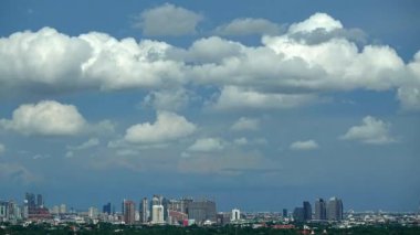 Geniş şehir manzarasının üzerindeki dramatik bulutlar, gökdelenler delip geçer, panoramik şehir manzarası sunar