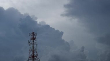 Yüksek anten ve dramatik zaman atlamalı bulut manzaraları havanın doğasında açık mavi bir gökyüzünde dönüşür.