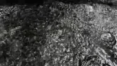 Yüksek yerlerden akan su ve süngerlerin soyut siyah ve beyaz dokusu