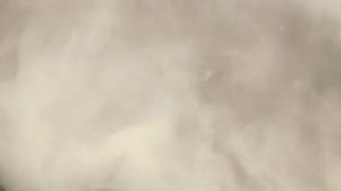 Kuru buz dumanı bulutları sis, sis. Karanlıkta yerde dönen dumanlar.