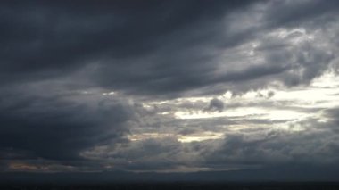 Turuncu ve mavi bulutların dramatik zaman çizelgesi Doğa Ortamı 'nda bir karanlığa doğru ilerliyor. Büyük kara bulut bulutlu hareket büyük fırtınalı yağmur günbatımı gökyüzü.